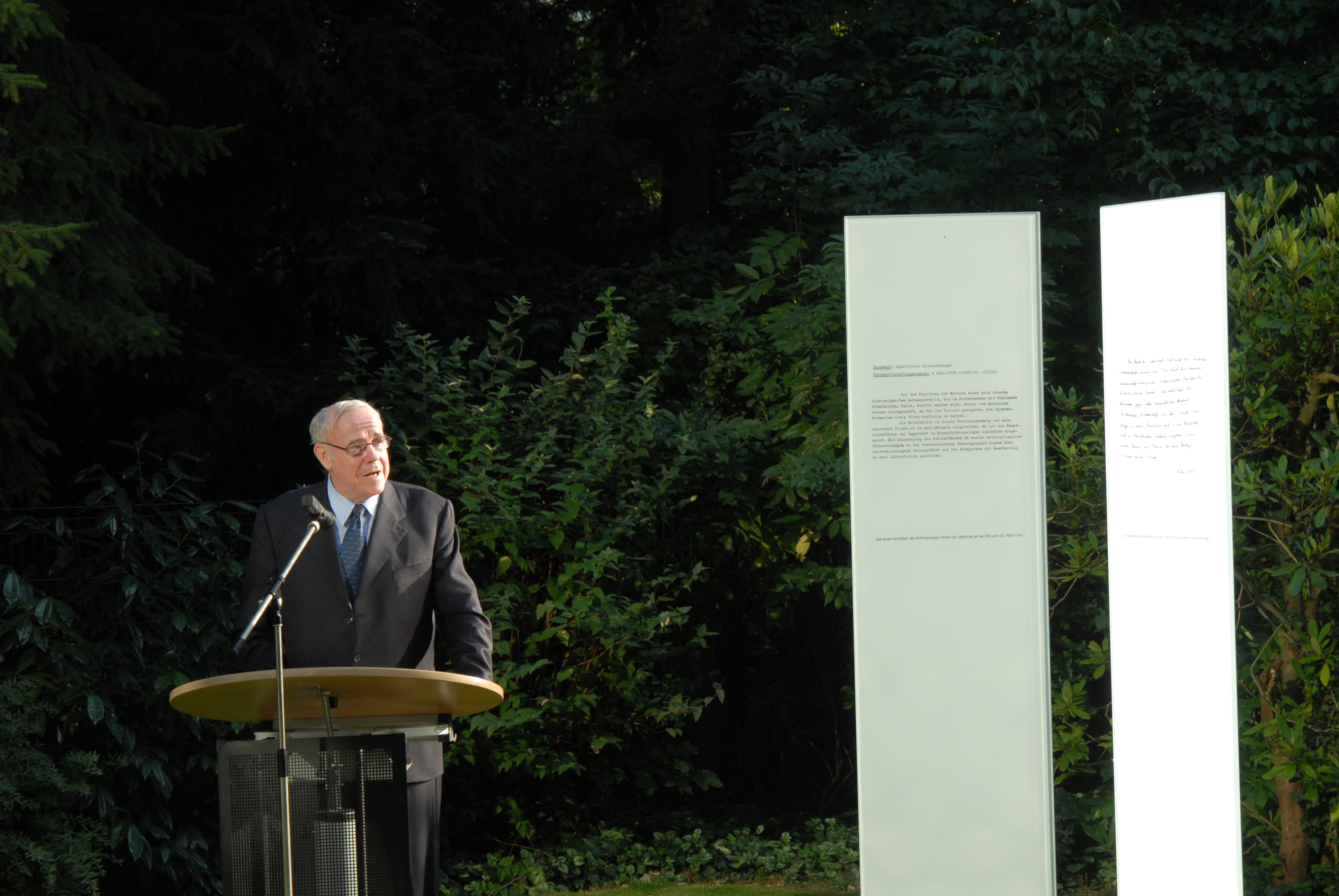 DFG-Präsident Ernst-Ludwig Winnacker spricht zur Einweihung des Mahnmals
