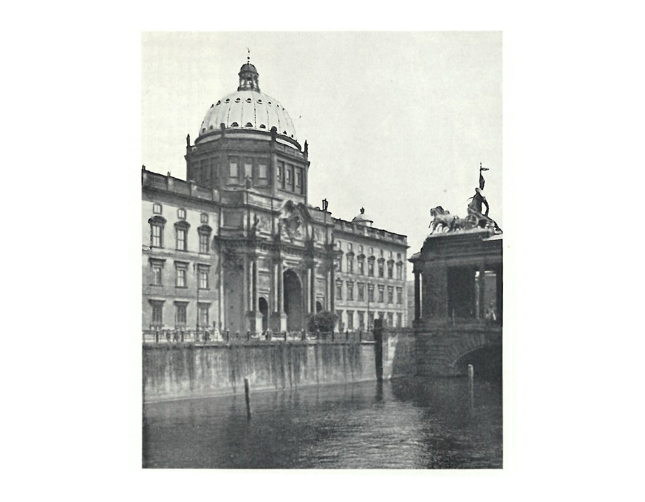 Das Berliner Schloss in den 20er Jahren des 20. Jahrhunderts. Im 2. Stockwerk rechts vom Eosanderportal lagen die Räume der Notgemeinschaft.