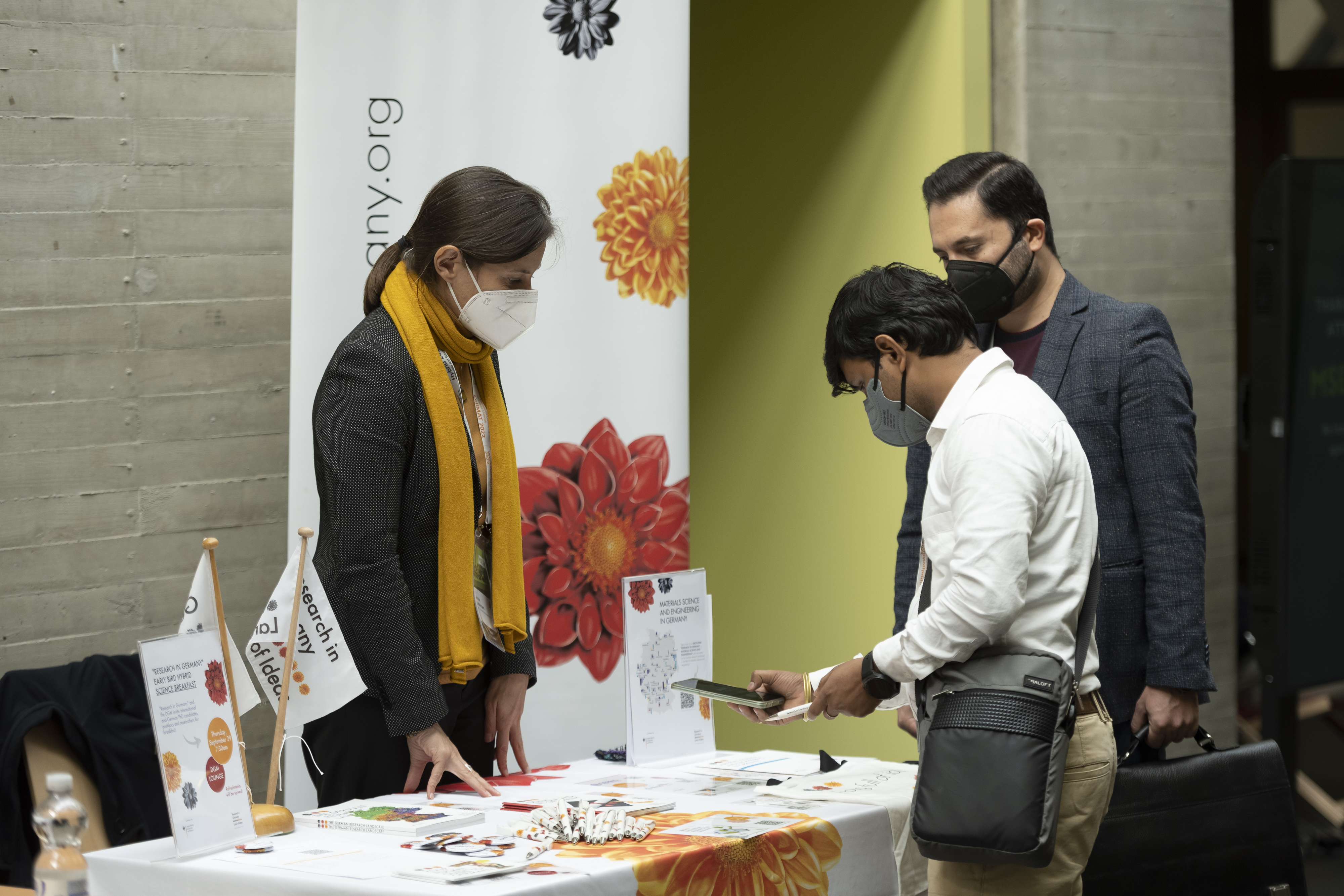 Obtaining advice at the “Research in Germany” information stand