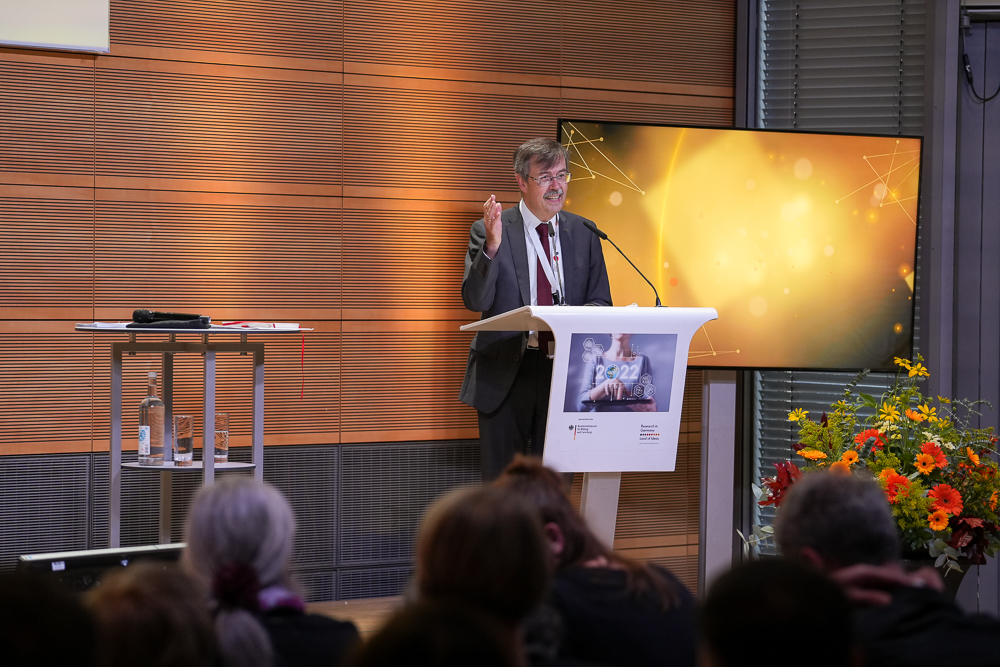 Auftaktrede von Herrn Dr. Harald von Kalm, stellvertretend für die Schirmherrin der Wettbewerbe Frau Dr. Heide Ahrens zum Forum „Research in Germany“ 2022