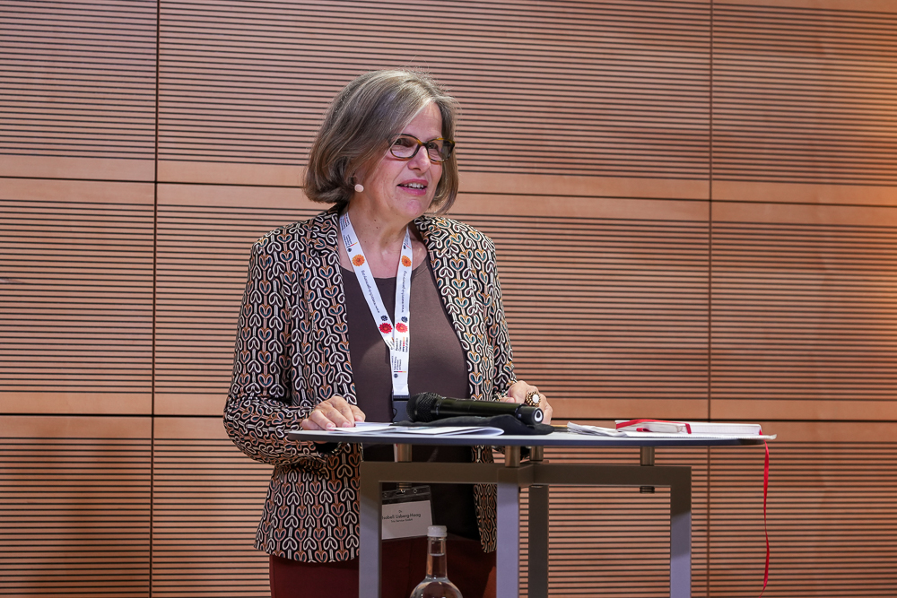 Frau Isabell Lisberg-Haag, Moderatorin der Veranstaltung „Community Plaza & Awards“ des Forums „Research in Germany“ 2022, führt durch das Programm