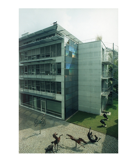 Interior courtyard of the new extension with the hologram “Augenfeuer” (Eye Fire) and the “Phaeton” sculpture