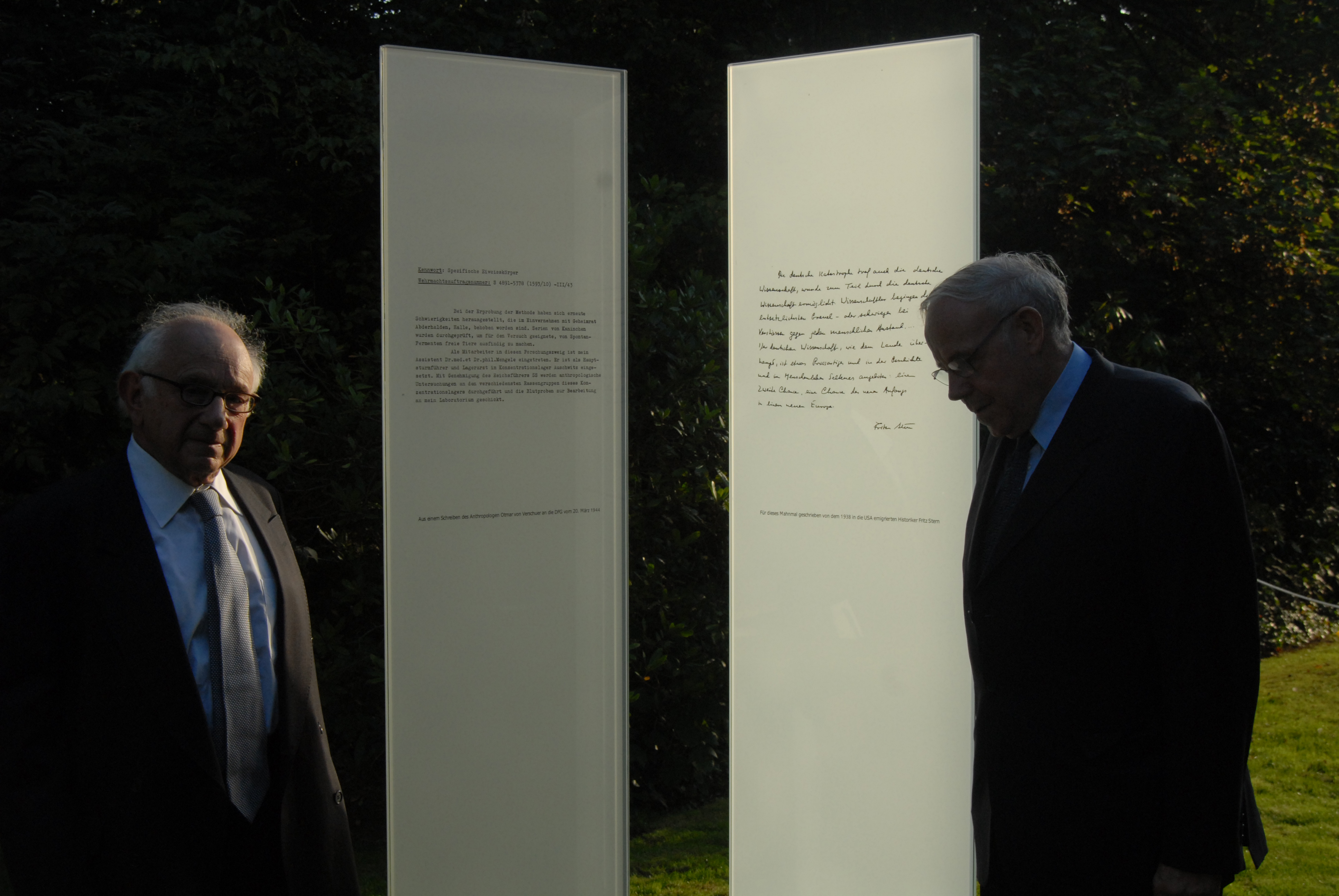 Fritz Stern und Ernst-Ludwig Winnacker vor dem Mahnmal