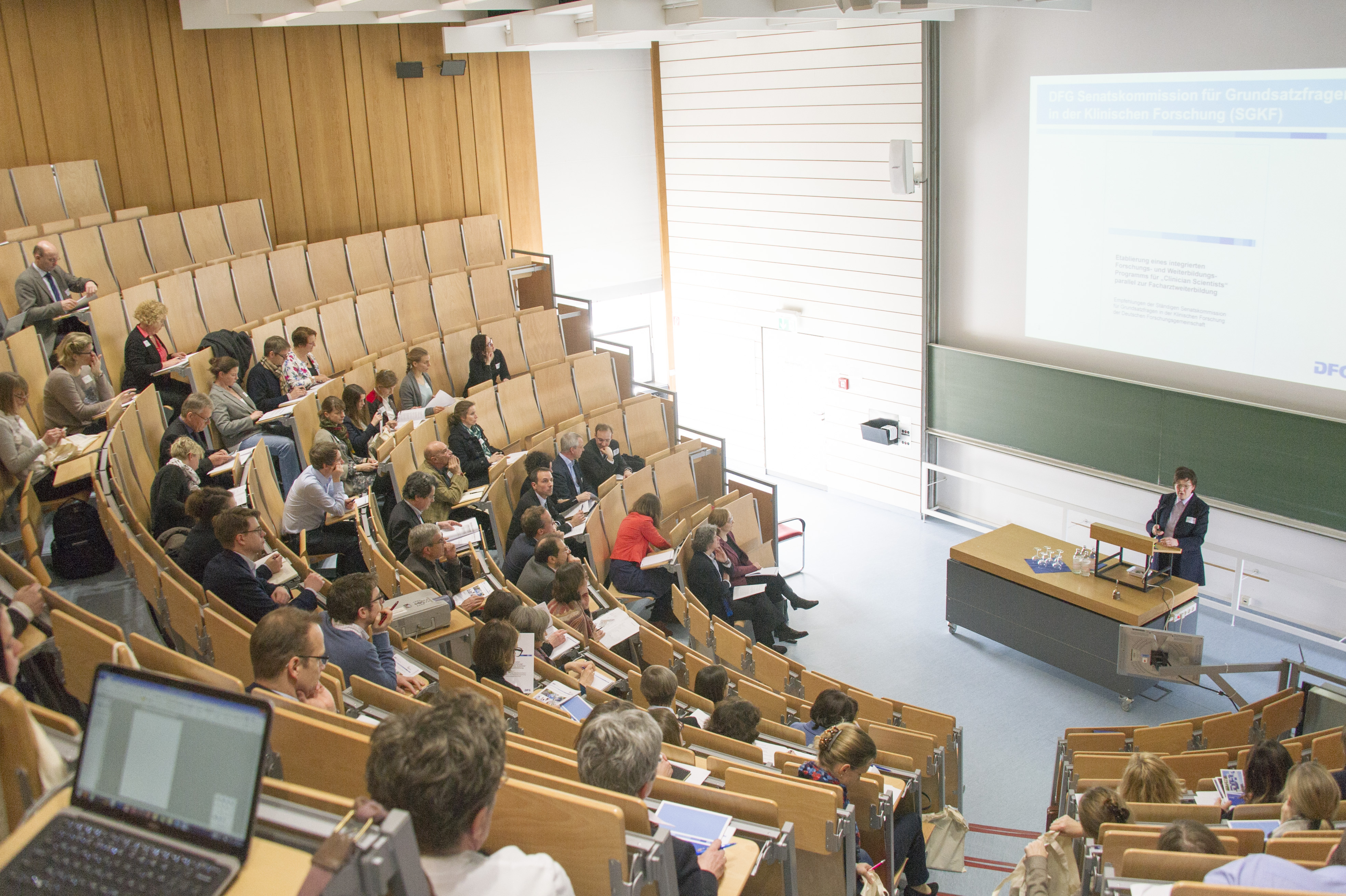 Die Teilnehmer und Teilnehmerinnen diskutierten über Fragen rund um die Themen Implementierung und Förderung strukturierter wissenschaftlicher Qualifizierungsprogramme.