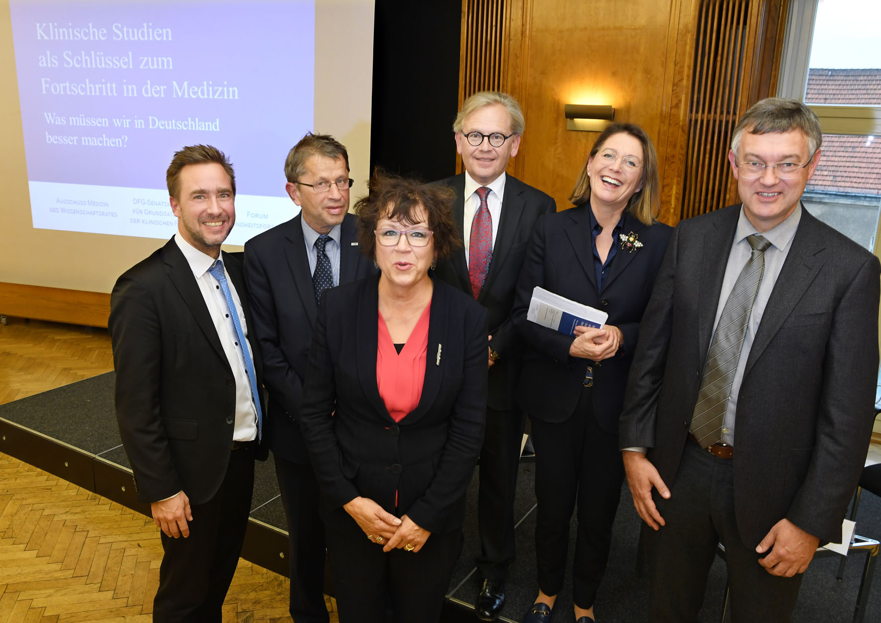 Podiumsteilnehmerinnen und –teilnehmer (v.l.): Jan Geißler (Gründer und Geschäftsführer der Patvocates GmbH), Professor Dr. Heyo Kroemer (Vorsitzender der Arbeitsgruppe "Infrastrukturen in den Lebenswissenschaften" des Forums Gesundheitsforschung), D