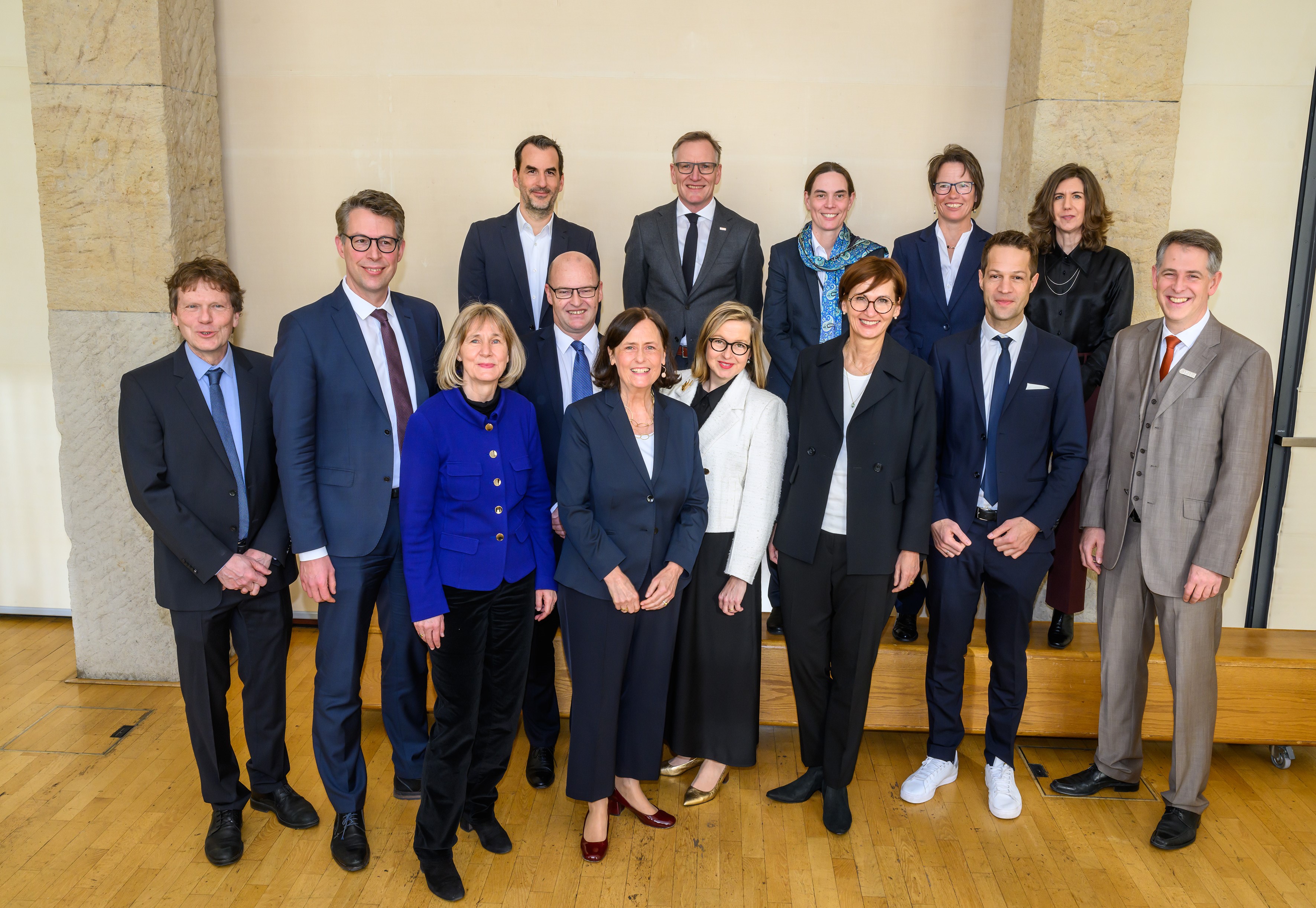 Die Preisträgerinnen und Preisträger des Leibniz-Preises 2023 mit Bundesministerin Stark-Watzinger, Minister Blume sowie der DFG-Präsidentin Becker und der DFG-Generalsekretärin Ahrens.