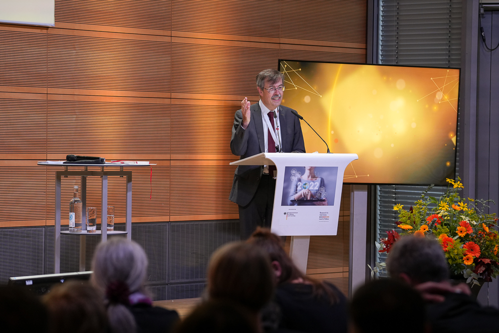 Opening speech at the “Research in Germany” forum in 2022 by Dr. Harald von Kalm, who is representing the patron of the competition, Dr. Heide Ahrens.