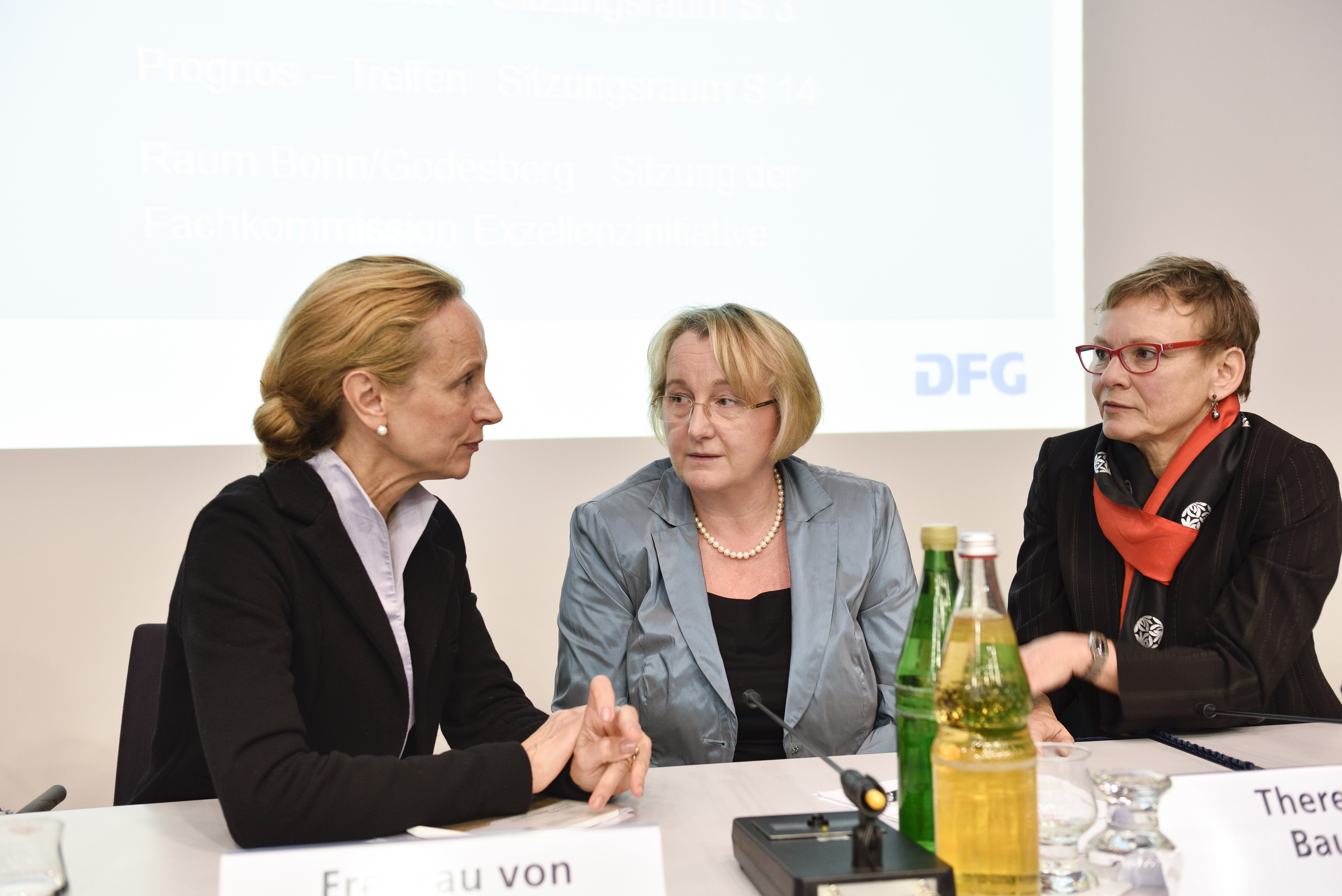 Die Landeswissenschaftsministerinnen Sabine von Schorlemer, Theresia Bauer und Sabine Kunst (v. l.) lassen nach der Diskussion die Argumente auf sich wirken