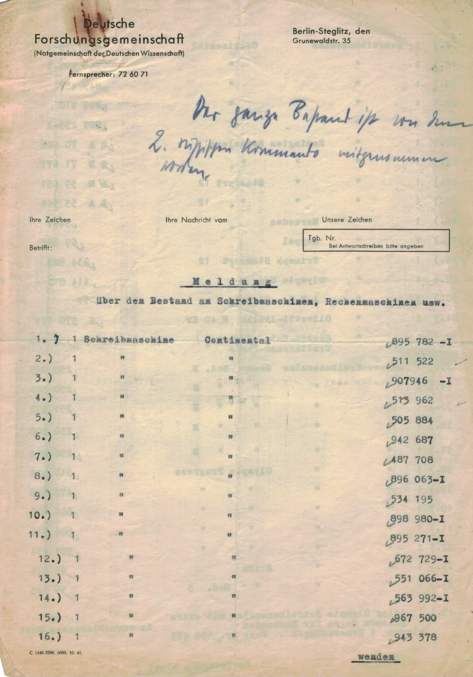 Ausschnitt aus einer Bestandsliste von Schreibmaschinen und anderen Büro-Apparaten mit dem handschriftlichen Zusatz: „Der ganze Bestand ist von dem 2. russischen Kommando mitgenommen worden.“