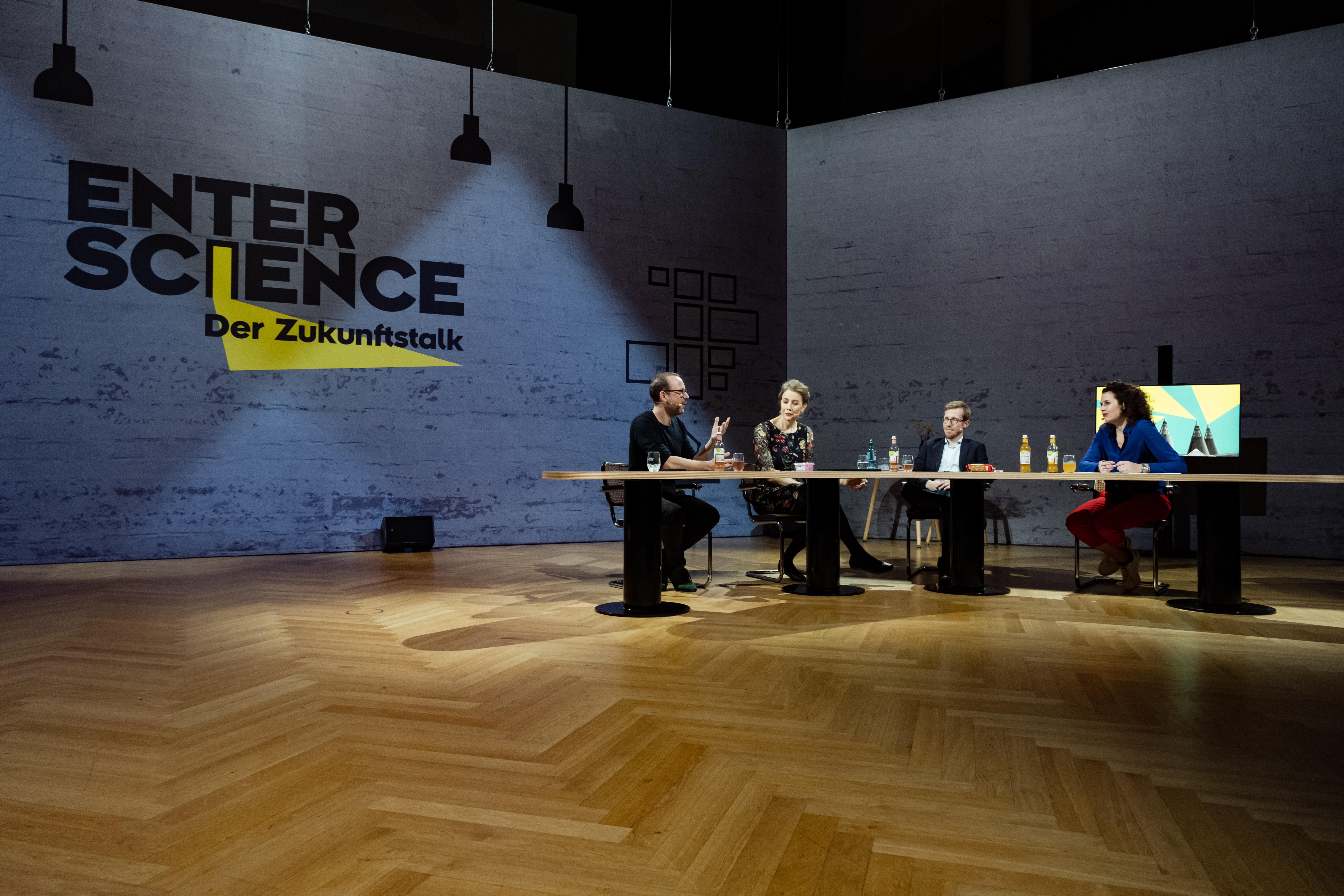 Die Referenten des Abends im Gespräch: Markus Beckedahl, Prof. Dr. Hannah Bast, Jun.-Prof. Dr. Marc Ziegele mit Moderatorin Katie Gallus (von links nach rechts).