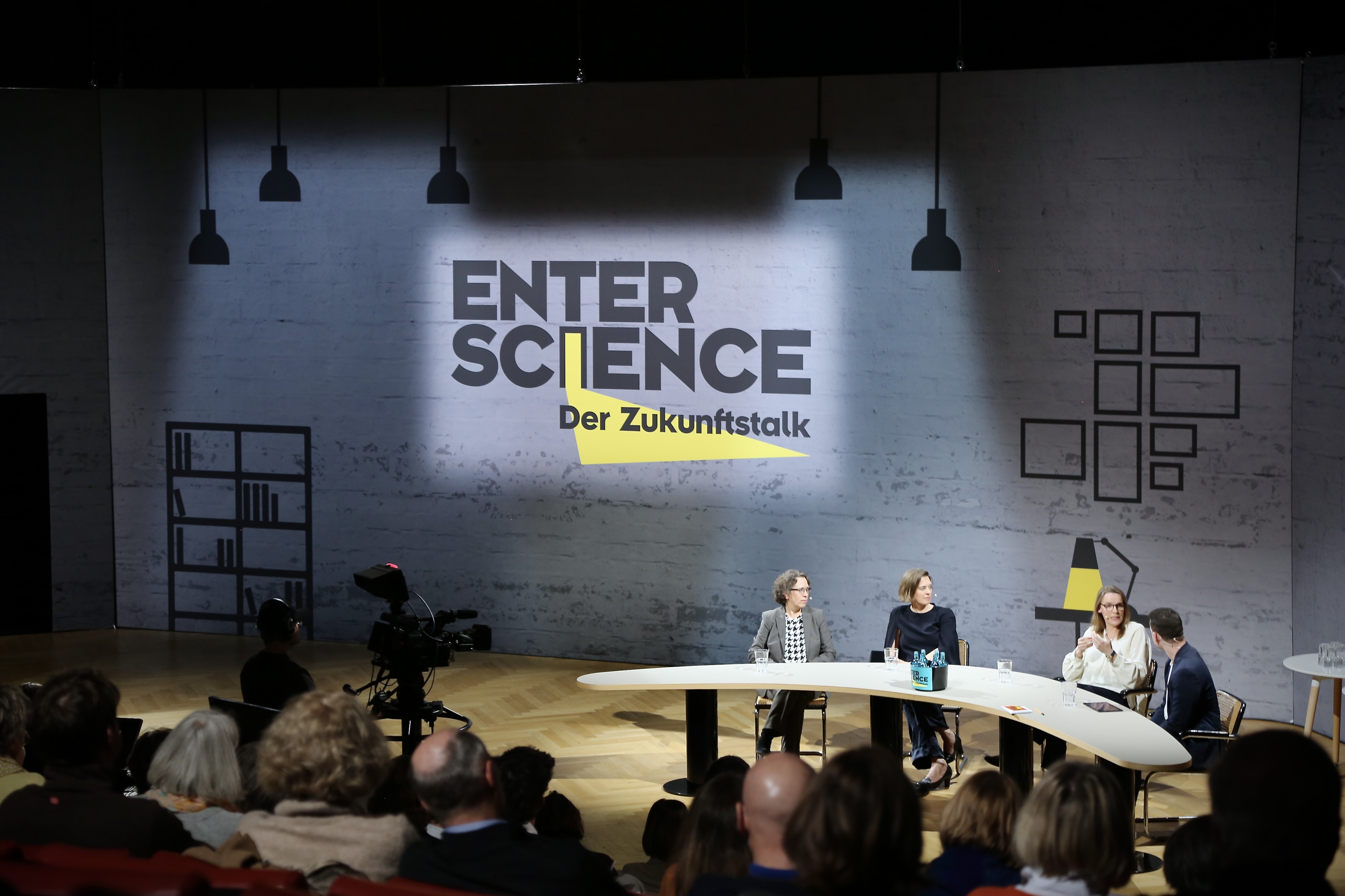 Blick auf die Enter Science-Runde: Prof. Michèle Knodt, Sarah Raich, Prof. Astrid Nieße und Moderator Luca Samlidis (von links nach rechts).