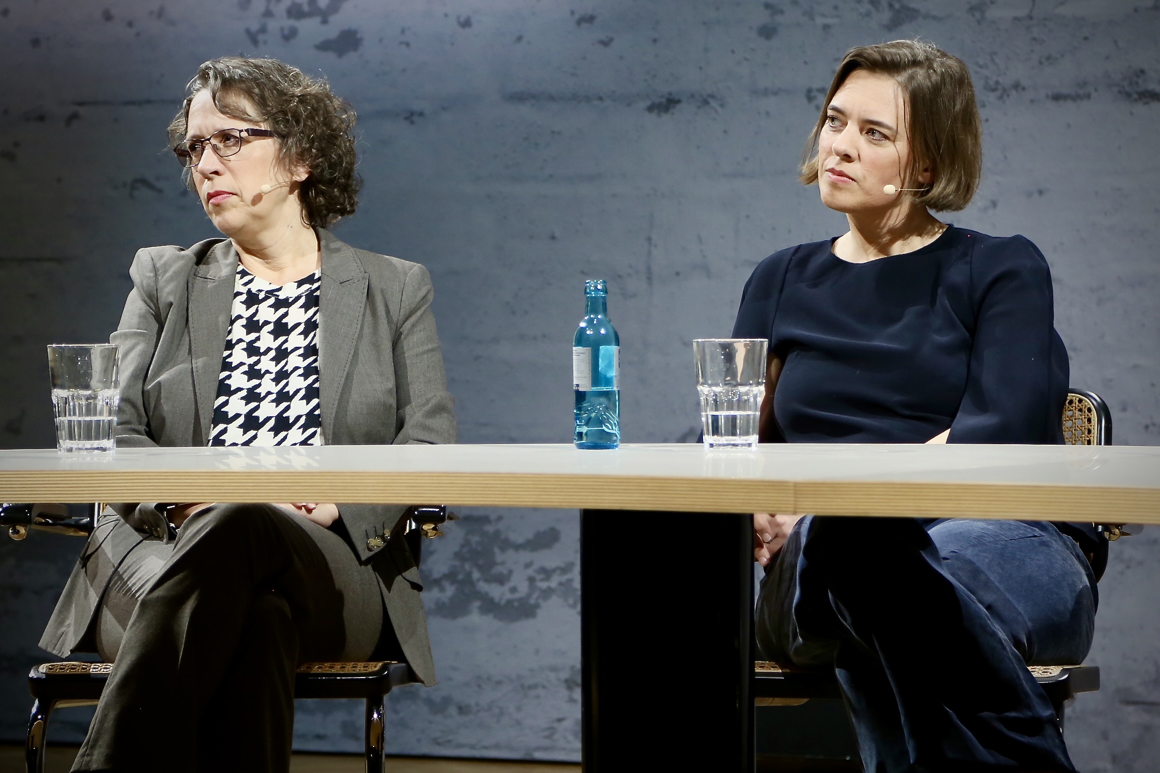 Prof. Michèle Knodt und Sarah Raich während der Enter Science Diskussionsrunde.