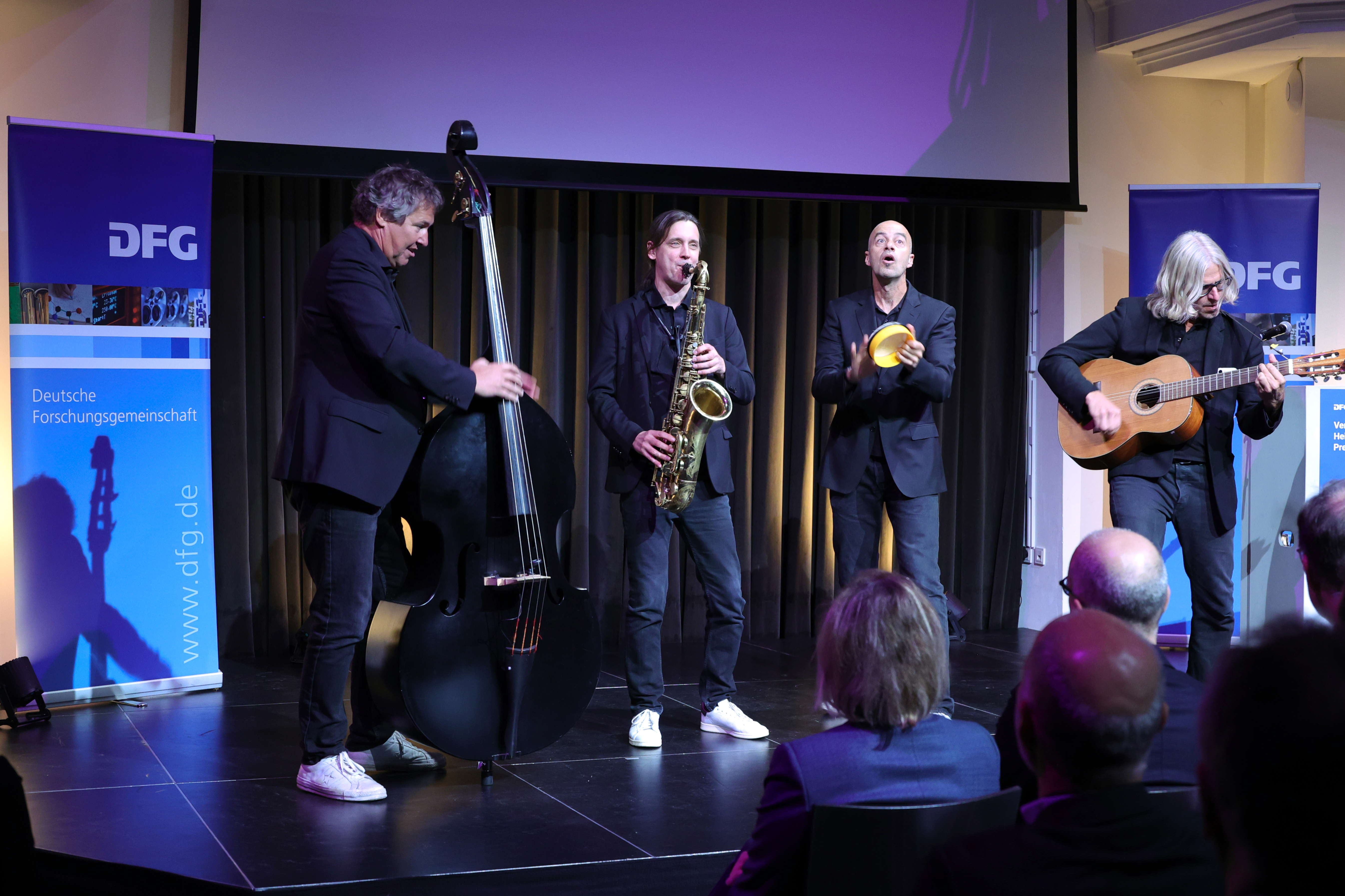 Die Musiker der „akustischen Vier“, die den musikalischen Rahmen gaben