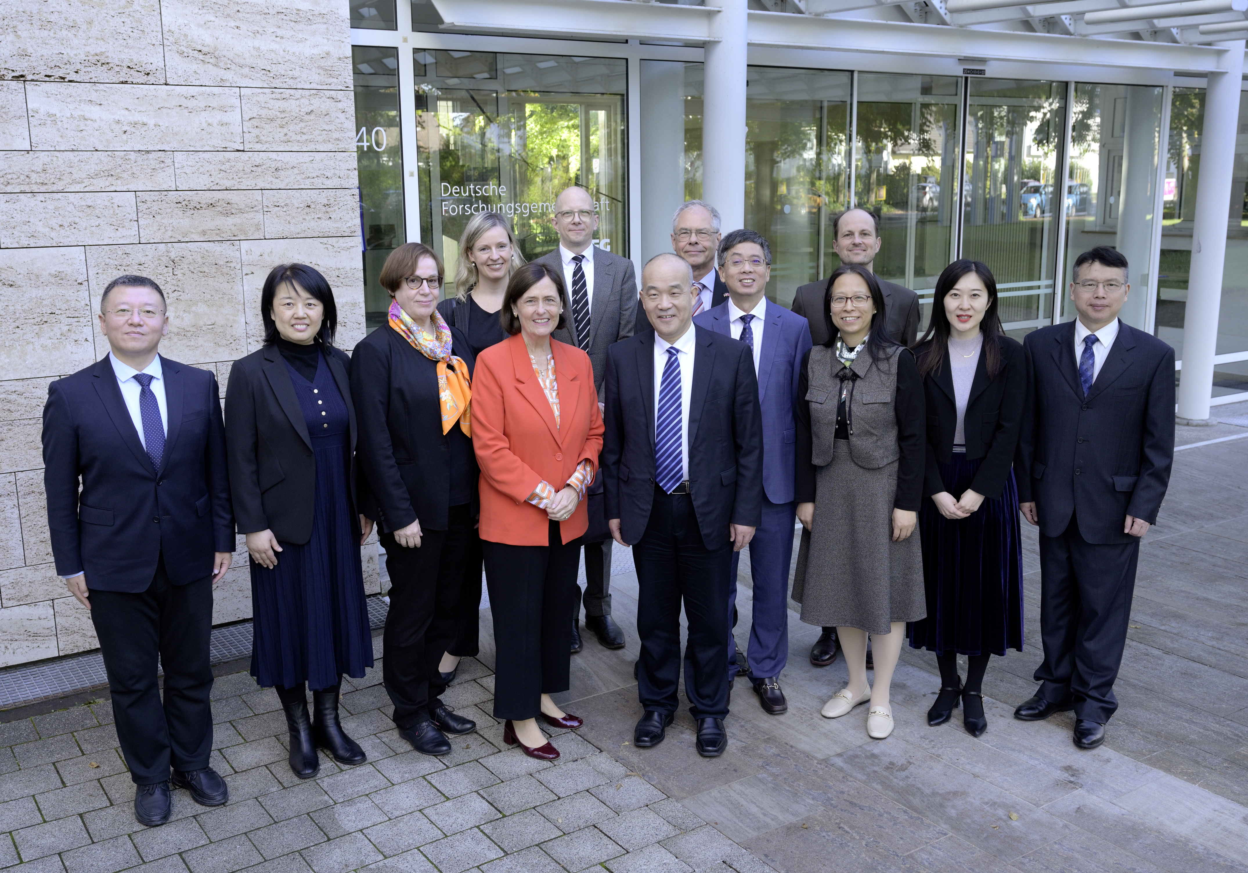 Katja Becker mit Dou Xiankang und Vertreterinnen und Vertretern der NSFC und der DFG sowie der Wissenschaftsabteilung der chinesischen Botschaft