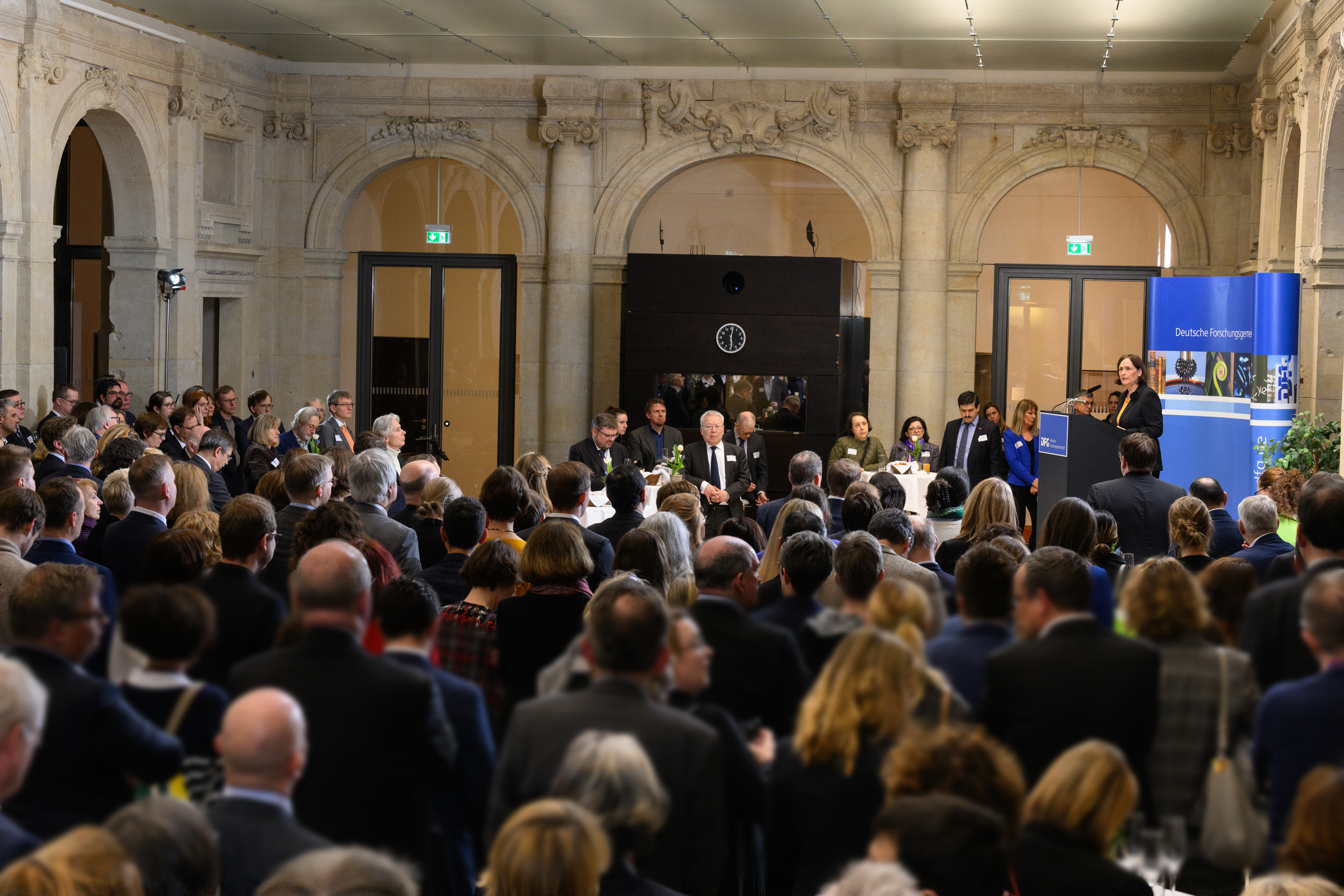 Blick über den Saal mit Katja Becker auf dem Podium