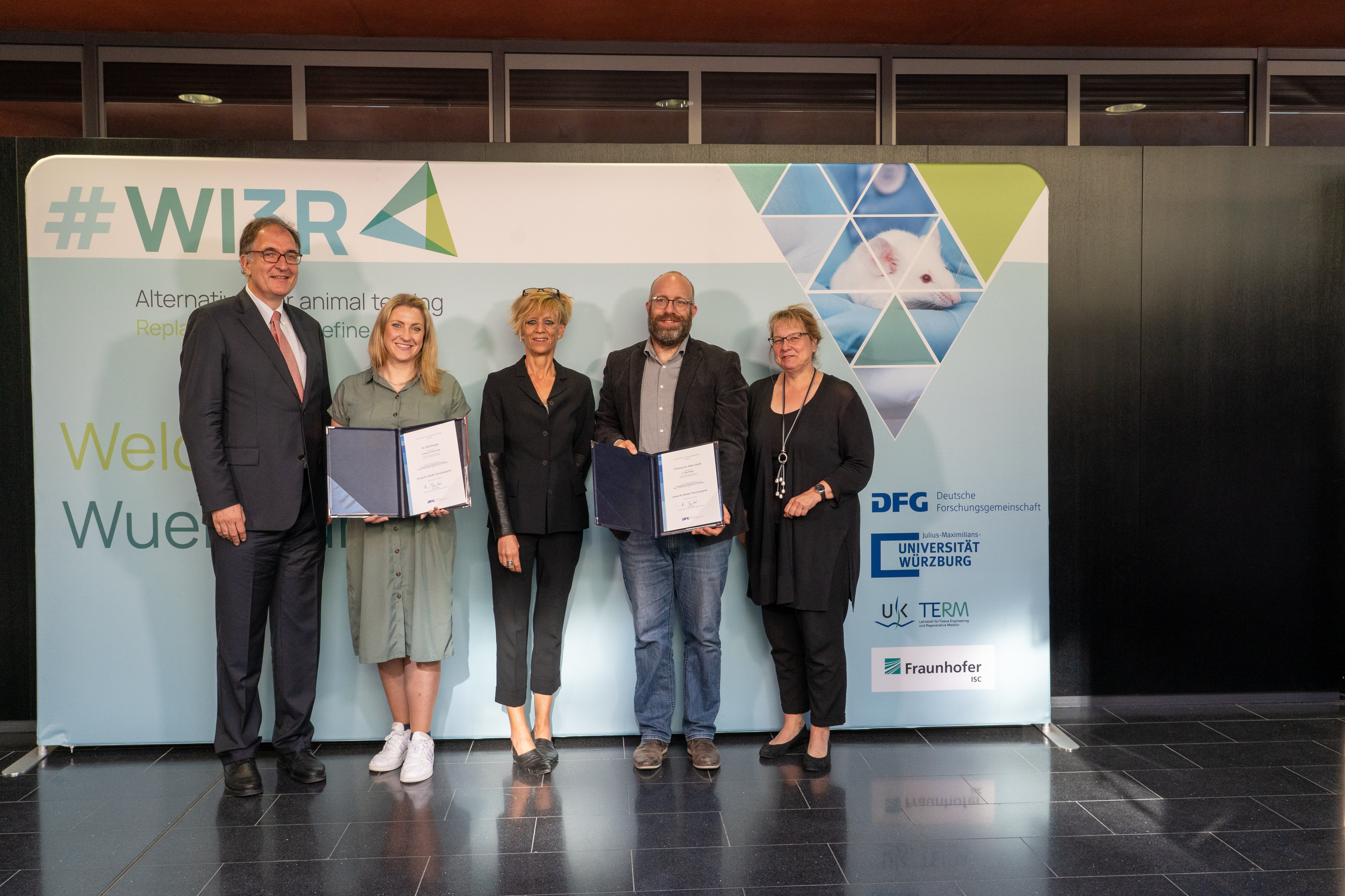 Gruppenbild mit den Ausgezeichneten Prof. Dr. Peter Loskill (2.v.r.) und Dr. Silke Riegger (2.v.l.). Auf dem Foto sind außerdem zu sehen: DFG-Vizepräsident Prof. Dr. Peter Seeberger (l.), die Vorsitzende der Senatskommission der DFG, Prof. Dr. Brigitte Vollmar (m.) , und die Laudatorin Prof. Dr. Petra Dersch (r.)