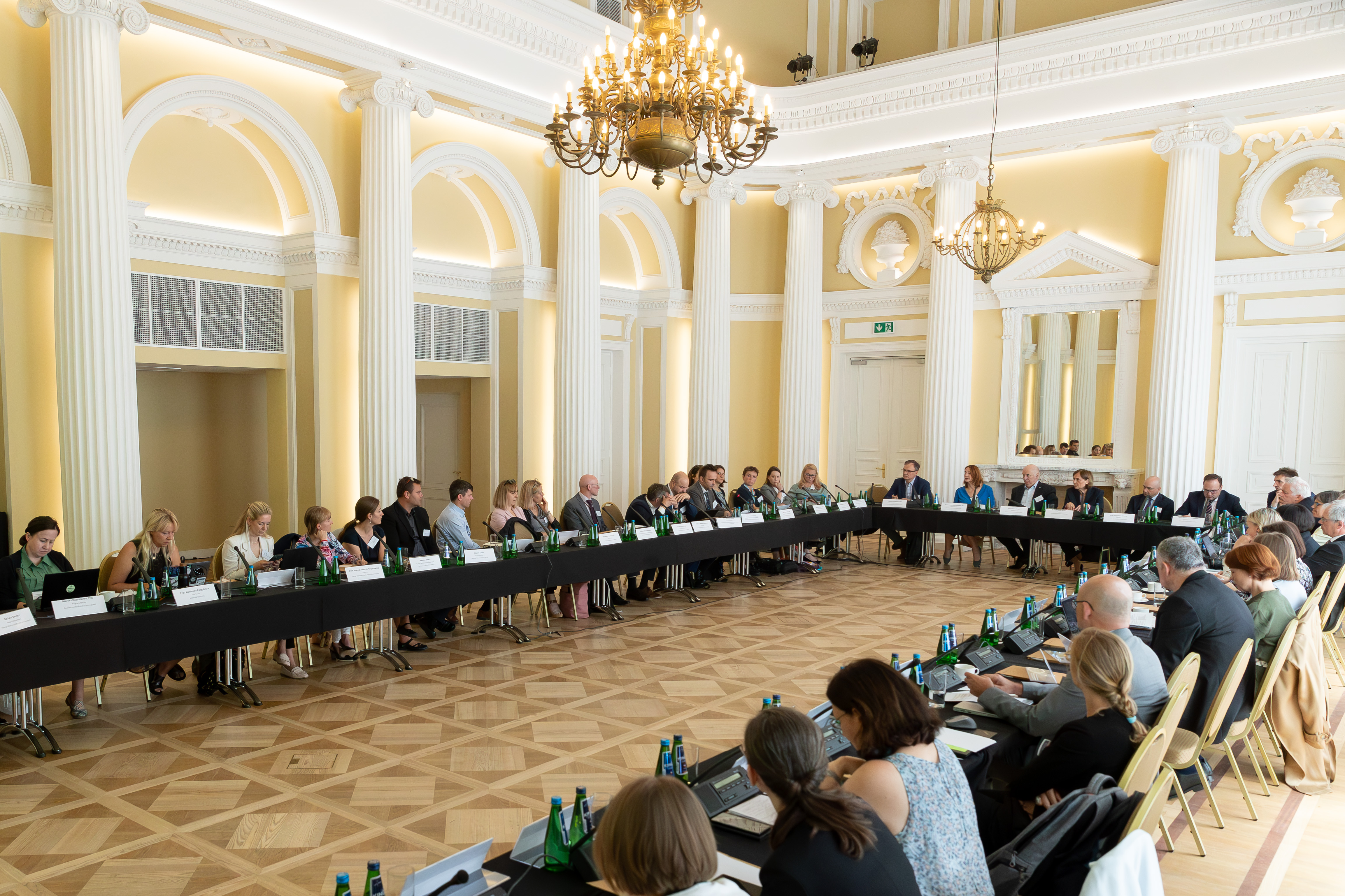 Impressionen des Vierten Polish-German Science Meeting: Austausch zwischen Teilnehmer*innen, die an einem U-förmigen großen Tisch sitzen