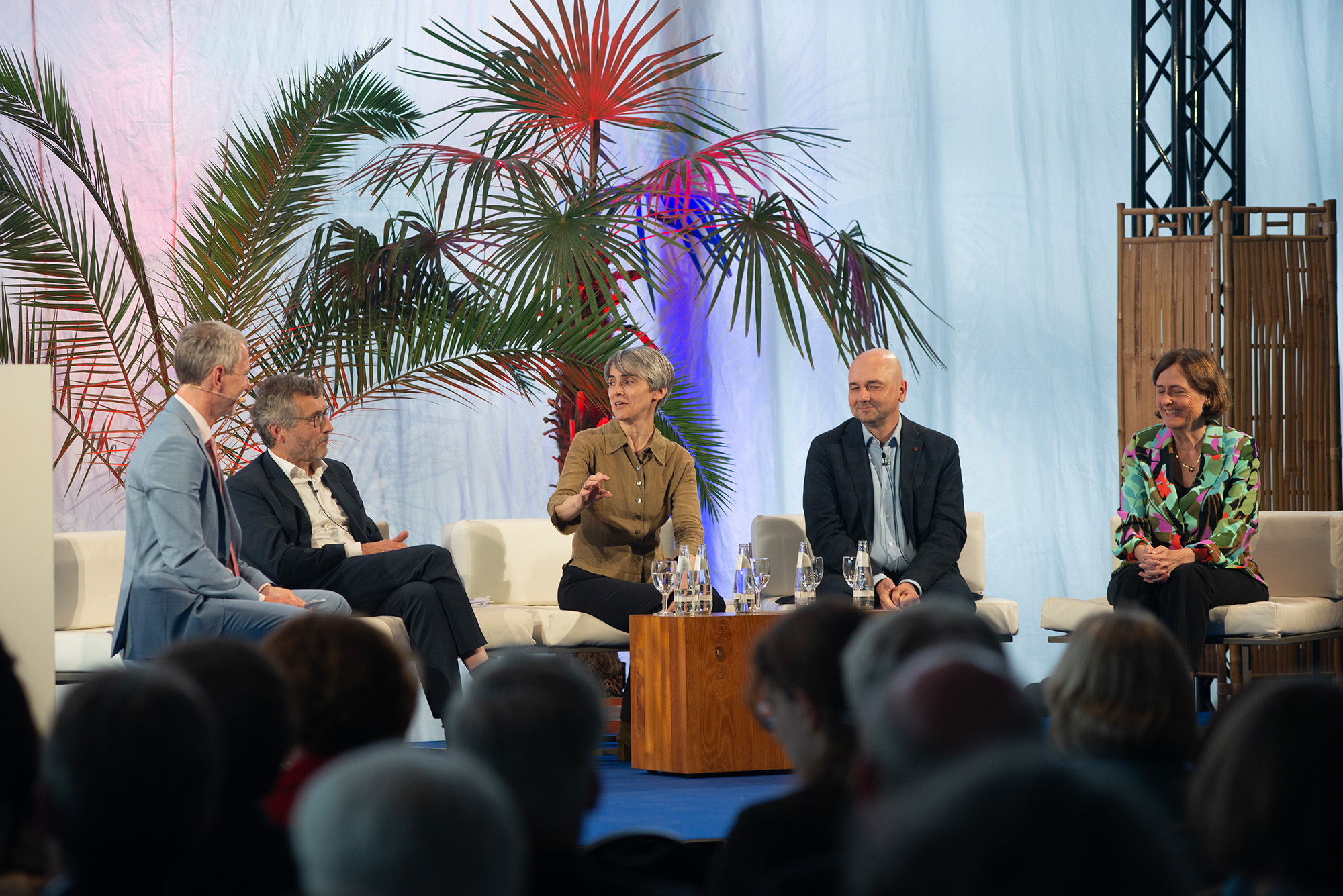 Fünf Panelisten und der Moderator (l.) auf der Bühne in der Orangerie der Biosphäre