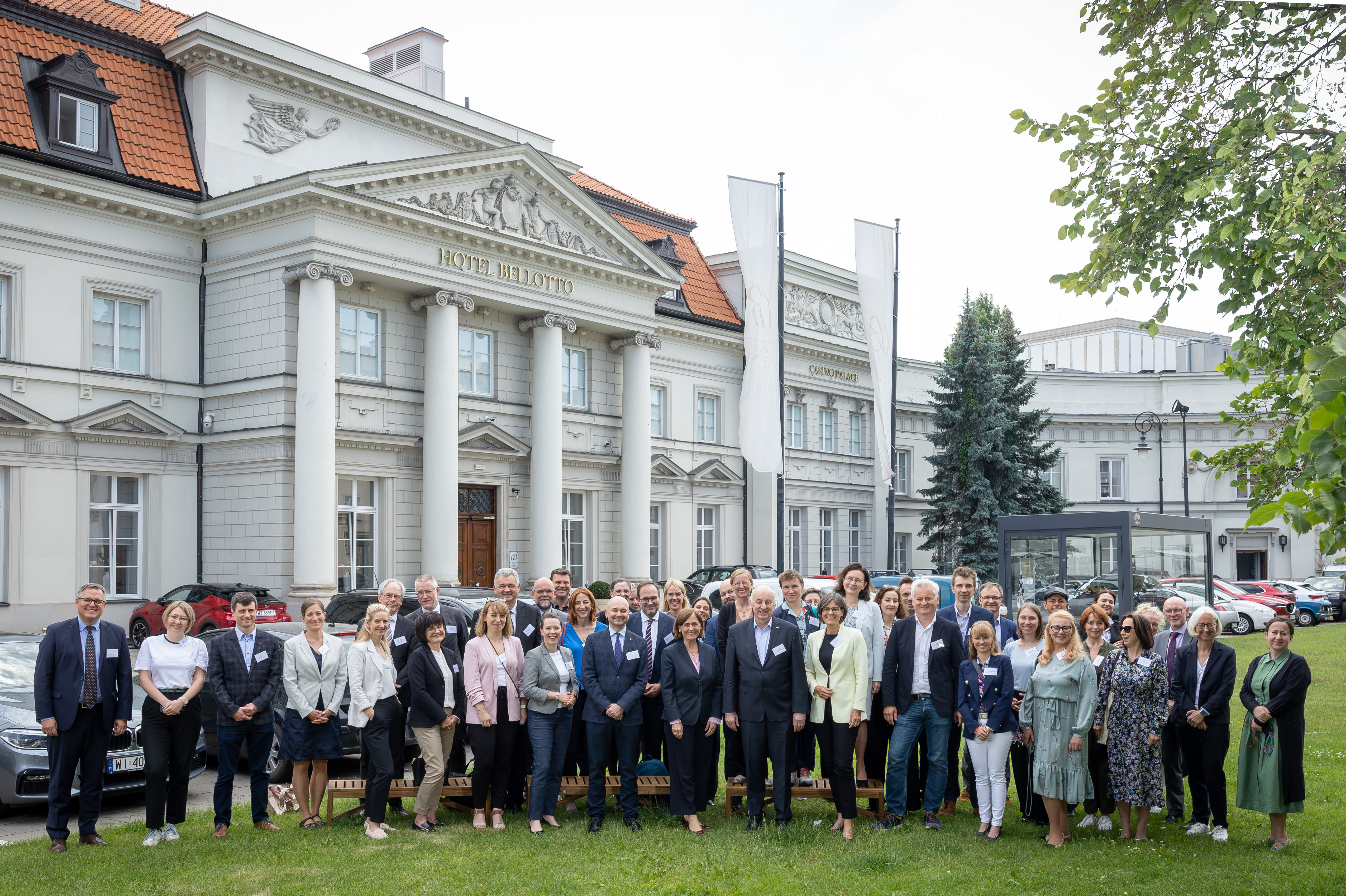 Impressions of the Fourth Polish-German Science Meeting: All the participants of the Fourth Polish-German Science Meeting in front of the imposing backdrop of Hotel Bellotto in Warsaw. 