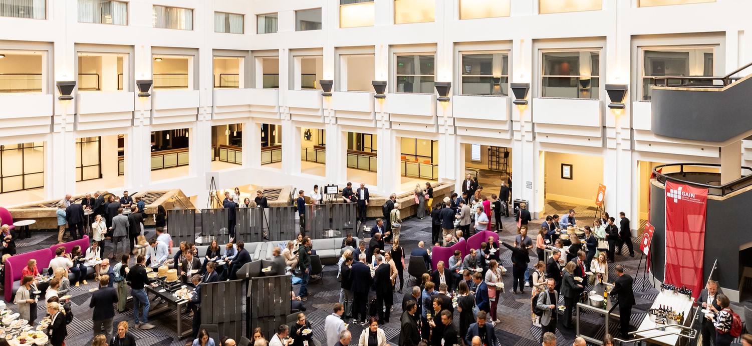 Foyer mit vielen Menschen