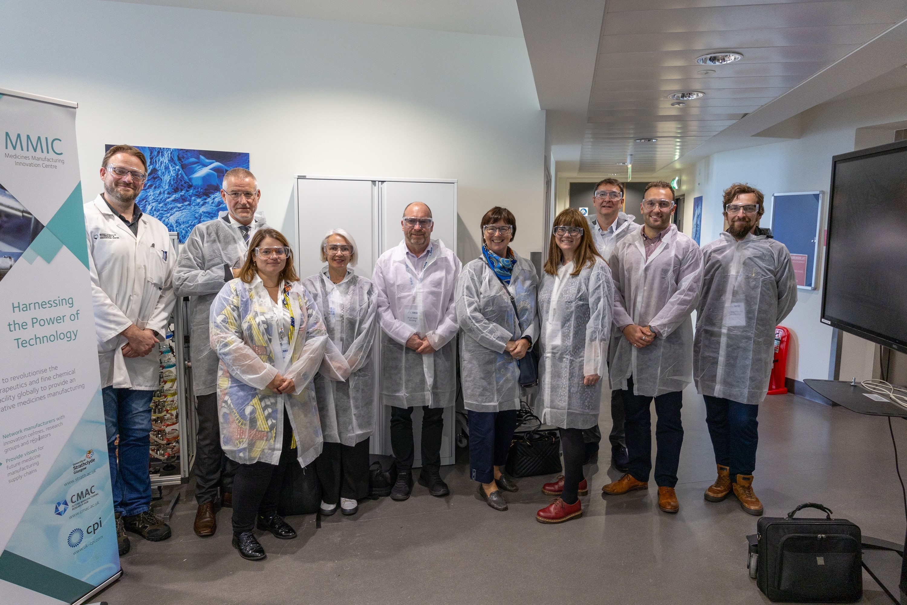 Group photo in the lab of the University of Strathclyde