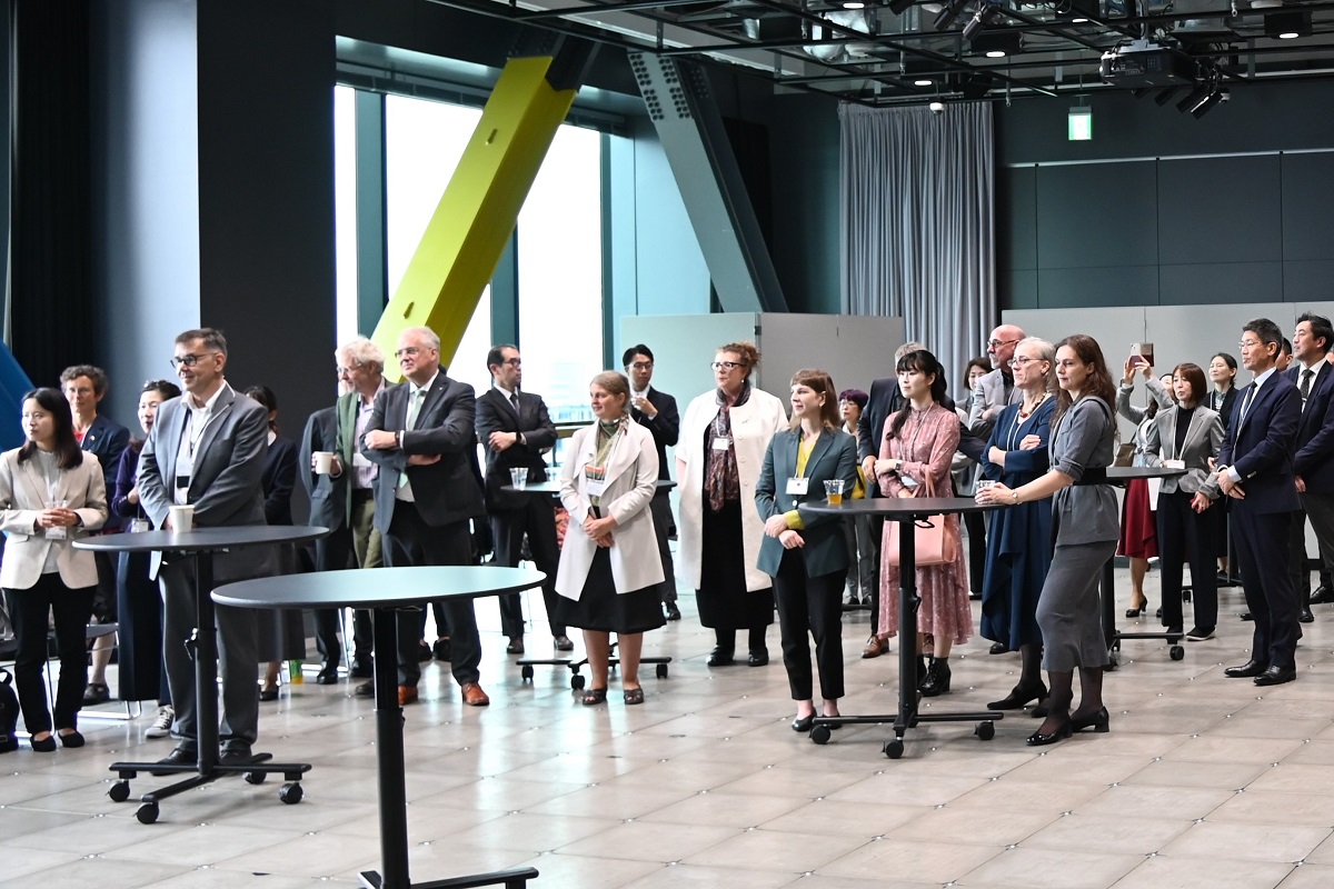 Die Gäst*innen stehen im Podium.