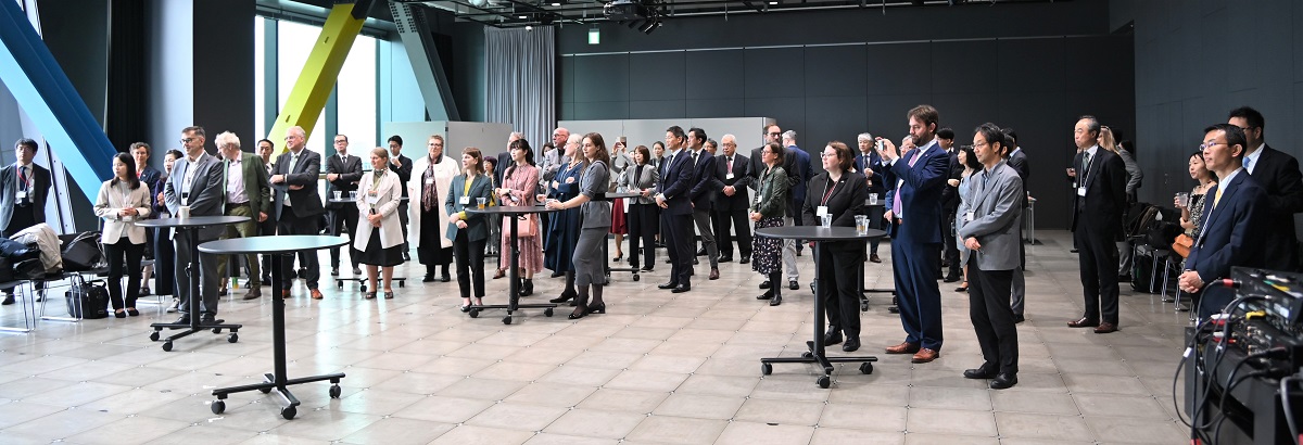 Die Gäst*innen stehen im Podium.