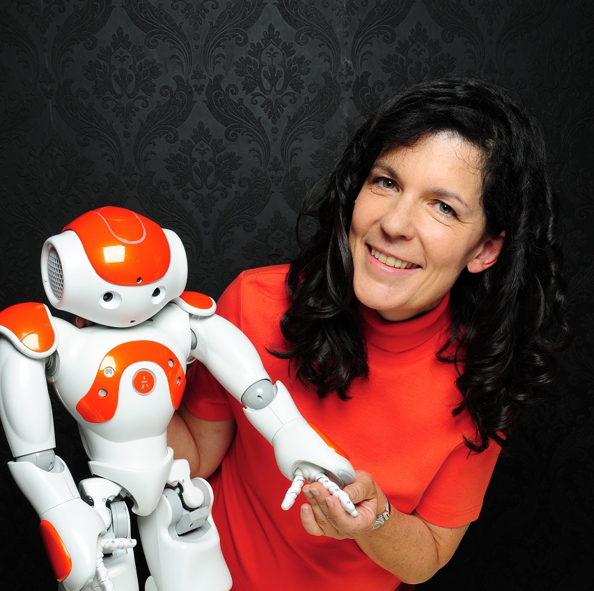 Elisabeth André ist mit einem Roboter zu sehen.