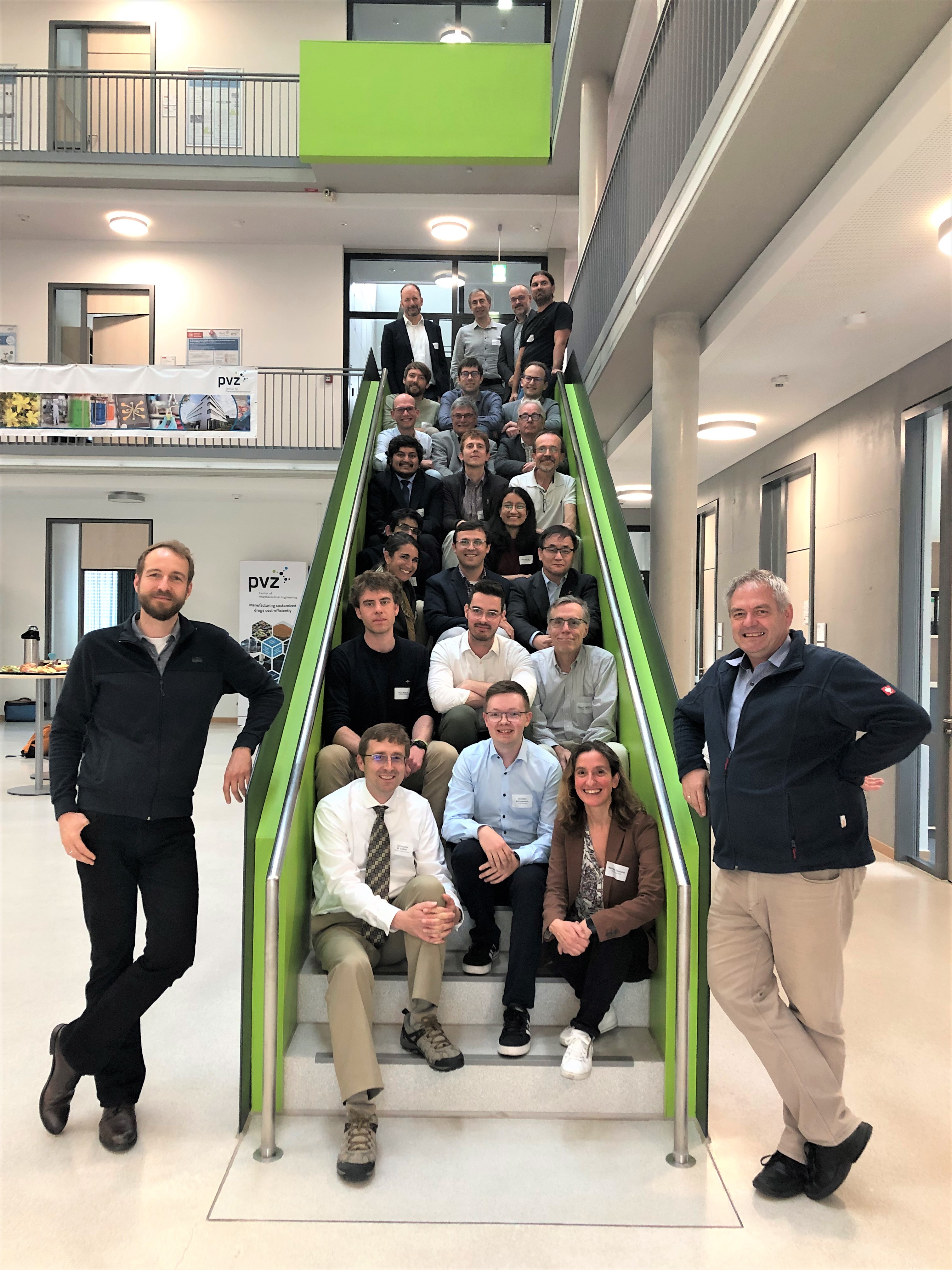 Gruppenbild auf der Treppe