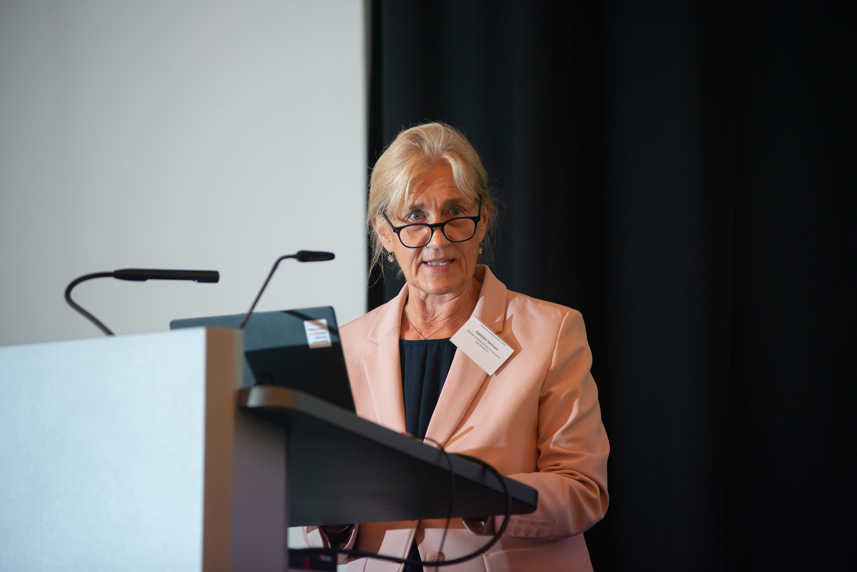 Gabriele Hermani, Leiterin "Zusammenarbeit mit europäischen Staaten, Israel, Sprachendienst" beim BMBF hält ein Grußwort