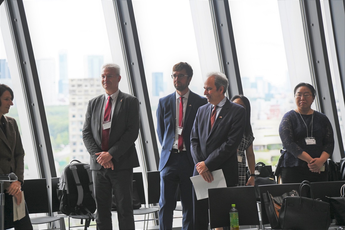 Christian Stertz and Peter Löffelharft stand among other guests.