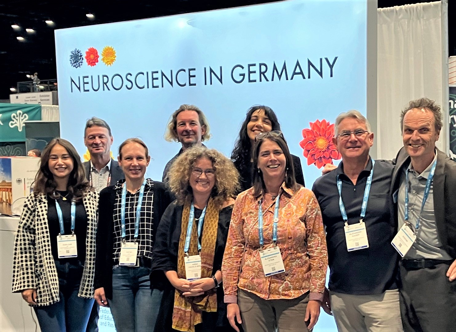 Die Teammitglieder posieren vor dem Banner "Neuroscience in Germany".