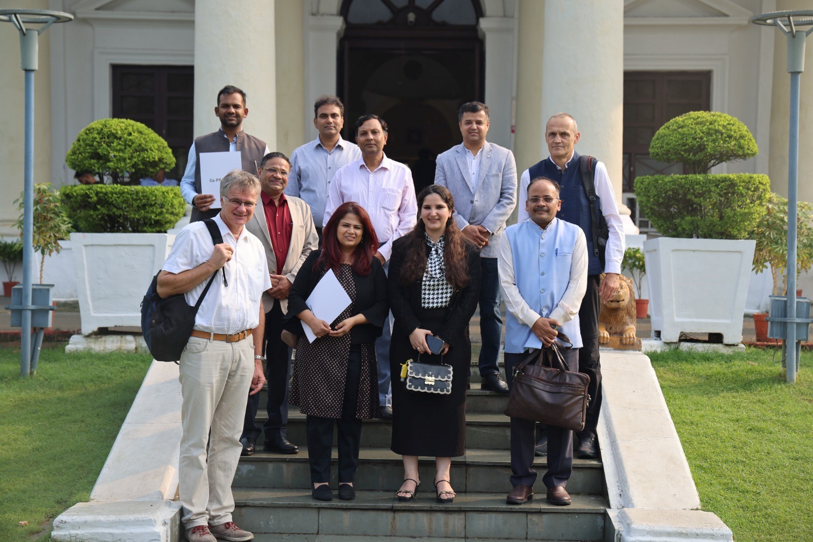 The German delegation stands in front of the building.