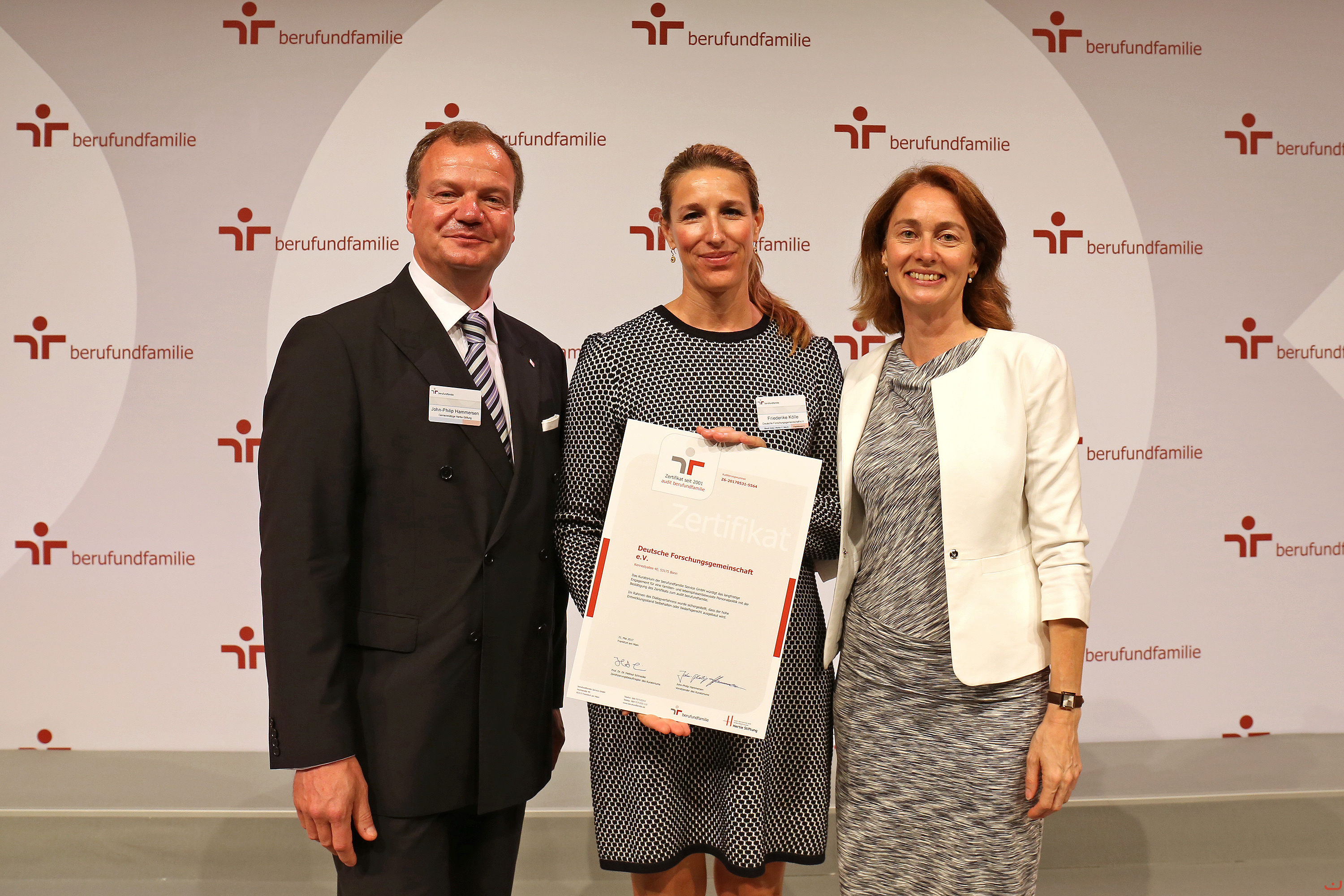 Minister Katarina Barley (right), John-Philip Hammersen (left) and Friederike Kölle (middle) pose with the certificate.