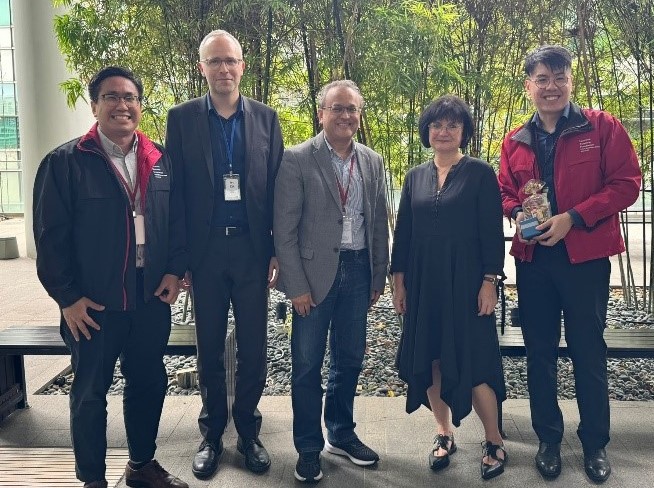 Gruppenbild: Dr. Mohammad Zaidi Bin Ariffin, Raoul Wagner, Prof. Subodh Mhaisalkar, Dr. Johanna Kowol-Santen, Zhenyan Tan.