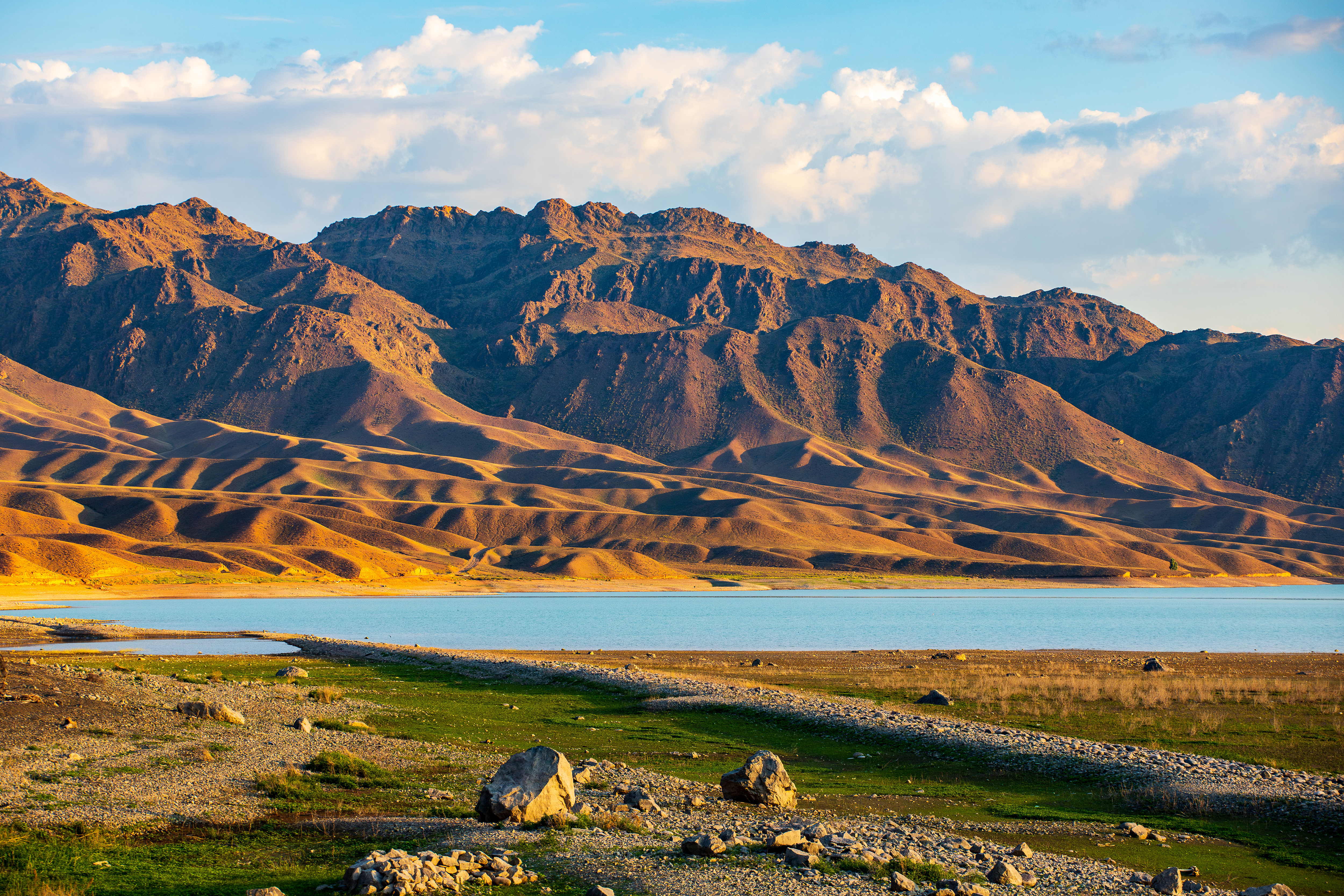 Natur der Tien Shan-Ausläufer und des Bartogay-Stausees in der Region Almaty in Kasachstan, malerische Natur in Zentralasien. 