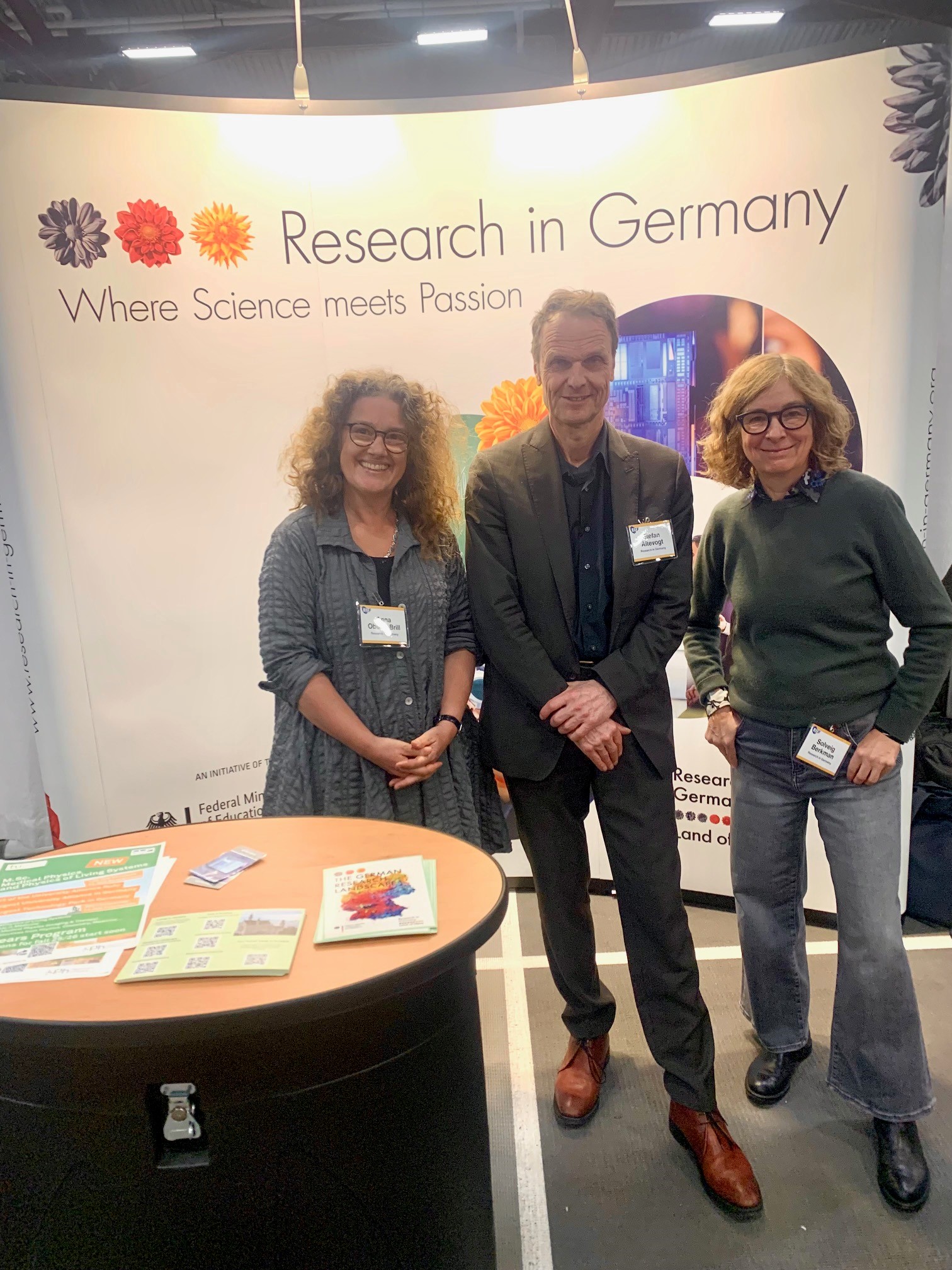 Anna Oberle-Brill (GAIN), Stefan Altevogt (DFG) und Solveig Berkman (DAAD) am Research in Germany-Messestand